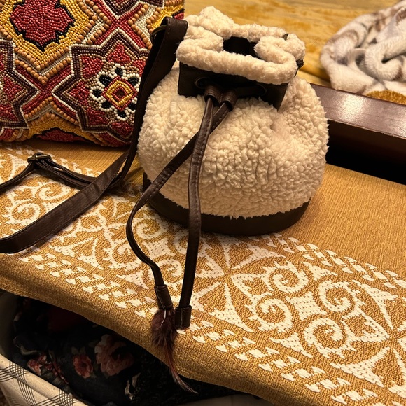 ⚠️🎁3 for $35🎁⚠️ bucket Sherpa drawstring purse like new !! - Picture 2 of 10